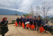 Tặng quà cho đồng bào vùng cao – Ấm áp giữa đại ngàn